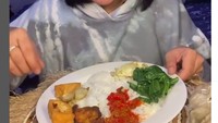 Seperti pada konten makannya yang satu ini, ia menikmati nasi putih dengan lauk sederhana. Berupa tahu, ayam, sambal dan sayur rebus. Foto: Instagram @ayuwisya