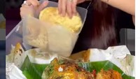Bahkan, Ayu Wisya memiliki cara tersendiri saat makan nasi Padang yang dibungkus. Yakni dengan menekan nasi Padang menggunakan bungkusan agar tidak tumpah. Foto: Instagram @ayuwisya