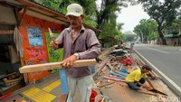 Selama proses pengerjaan fisik, para pedagang tidak boleh berjualan di trotoar sepanjang Jalan Barito Raya.  