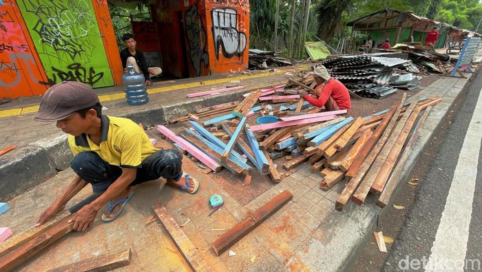 Bakal Direvitalisasi, Pasar Hewan Narito Mulai Dibongkar Sejumlah pekerja mulai membongkar fisik bangunan Pasar Hewan yang berada di Jalan Barito Raya, Jakarta, Senin (09/05/2022).