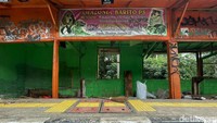 Salah satu pedagang burung, Santo (45), mengaku sangat mendukung upaya revitalisasi ini. Dia siap untuk tidak berjualan sementara selama proses ini berlangsung.  