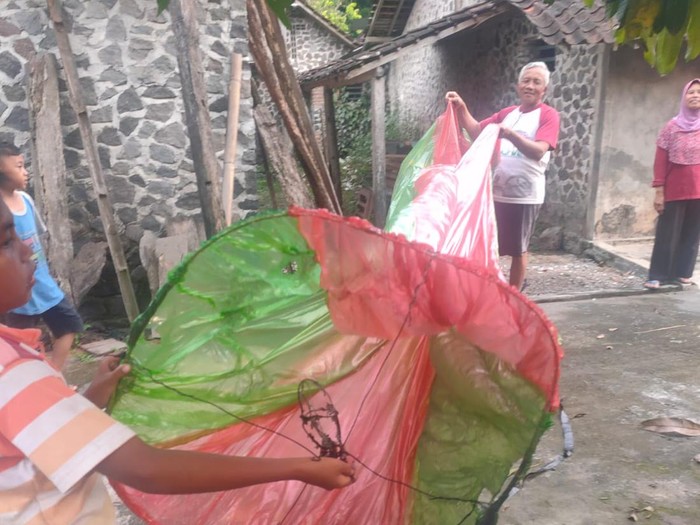 Balon udara liar yang jatuh menimpa rumah di Dusun Jatirejo, Desa Borangan, Kecamatan Manisrenggo, Klaten, Senin (9/5/2022).