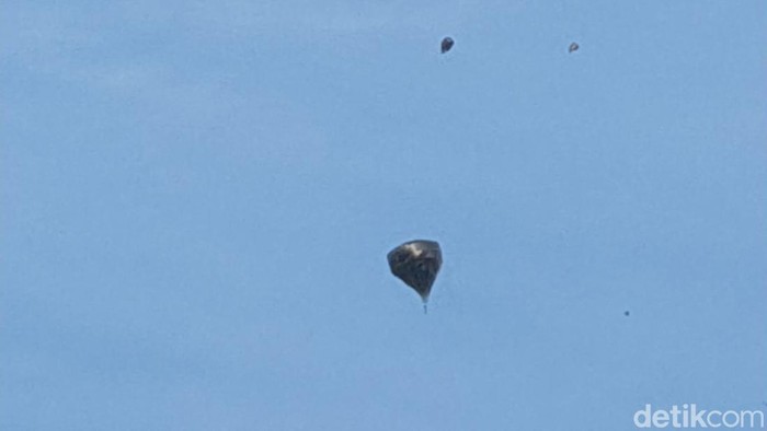 Balon udara terbang liar di langit Kota Pekalongan, Senin (9/5/2022).