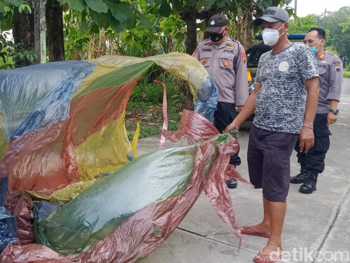 Balon udara yang menimpa rumah warga di Mrisen, Juwiring, Senin (9/5/2022) sore.