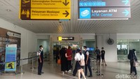 Bahkan akibat padatnya aktivitas bandara saat hari terakhir libur lebaran dan arus mudik, membuat penumpang sampai antre bagasi selama satu jam lebih. 