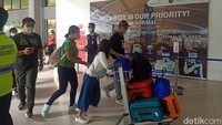 Taufan Yudhistira menjelaskan guna mencegah adanya penumpukan penumpang di area Bandara, pihaknya pun membuat dua area drop zone. Dalam kesempatan tersebut, Taufan juga memprediksi traffic kedatangan di Bandara akan kembali meningkat di bulan Mei ini, khususnya saat libur nasional yang berdekatan dengan akhir pekan. 