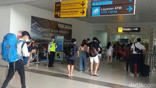 Hari terakhir libur Lebaran 2022, situasi di area terminal keberangkatan domestik Bandara Internasional I Gusti Ngurah Rai di Tuban, Badung, Bali pada Minggu (8/5/2022) sore terpantau ramai.