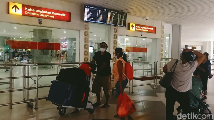 Begini Ramainya Bandara Ngurah Rai Bali Saat Akhir Pekan Hari terakhir libur Lebaran 2022, situasi di area terminal keberangkatan domestik Bandara Internasional I Gusti Ngurah Rai di Tuban, Badung, Bali pada Minggu (8/5/2022) sore terpantau ramai.