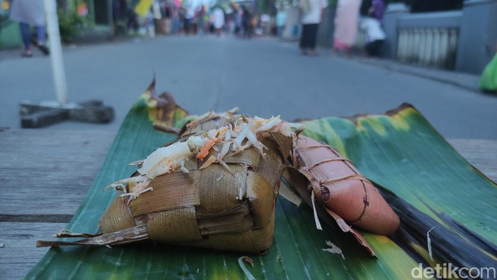 Berbagi kupat jembut dan uang dalam tradisi Syawalan di Pedurungan, Senin (9/5/2022).
