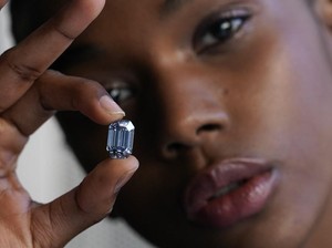 Berlian Biru Langka Terjual Hampir Rp 1 Triliun Setelah Perang 8 Menit