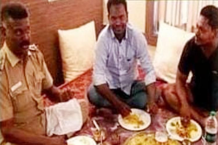 Bikin Geleng Kepala! Aksi Polisi di India Makan Bareng hingga Rayakan Ultah Nasi