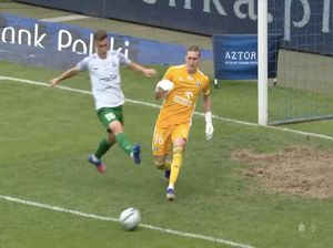 Video Blunder Fatal: Kiper Terima Backpass lalu Oper ke... Lawan!