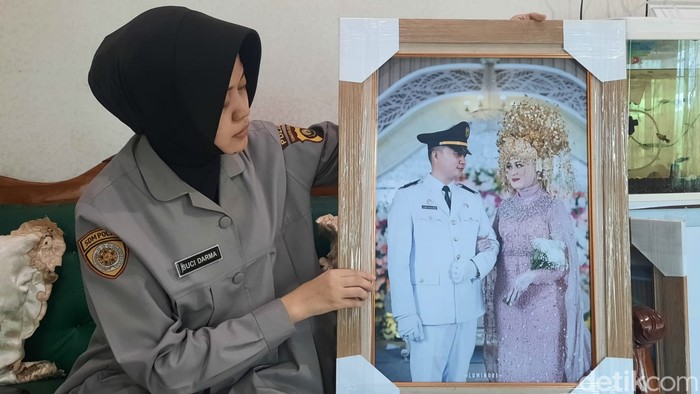 Briptu Suci Darma memperlihatkan foto pernikahan dengan DK