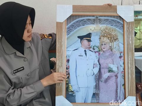 Briptu Suci Darma memperlihatkan foto pernikahan dengan DK