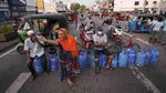 Bukan Buat Masak, Warga Sri Lanka Pakai Tabung Gas untuk Blokir Jalan