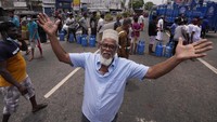 Kurangnya pasokan kebutuhan pokok membuat warga Sri Lanka menggelar aksi protes memblokir jalan dengan tabung LPG.