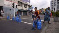 Warga ramai-ramai berdatangan ke jalan sambil membawa tabung gas untuk ikut serta dalam aksi protes tersebut.