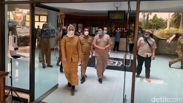 Bupati Karawang Cellica Nurrachadiana saat melakukan sidak.