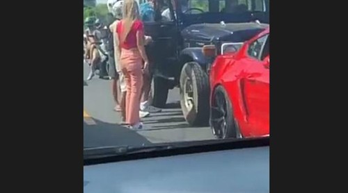 Keributan terjadi antara WNA dengan seorang pria warga lokal di Jalan Raya Uluwatu, tepatnya dekat GWK, pada Minggu (1/5/2022)