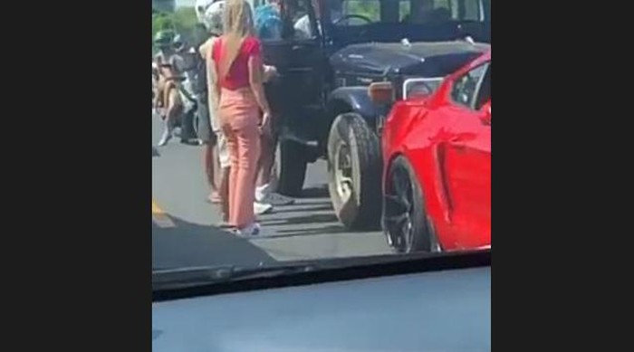 Keributan terjadi antara WNA dengan seorang pria warga lokal di Jalan Raya Uluwatu, tepatnya dekat GWK, pada Minggu (1/5/2022)