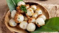 Makanan khas Jawa Barat ini terdiri dari bola-bola kenyal yang dibuat dengan bahan dasar tepung tapioka. Baik direbus atau digoreng, bola cilok biasanya disertai dengan saus kacang manis atau saus pedas. Getty Images/iStockphoto/Febrian Eka saputra