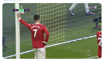 Manchester United mengkhianati Cristiano Ronaldo. Keras betul sindiran meme ini. Foto: Twitter