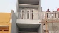 Kemudian rumah di Rawa Badak, Jakart Utara yang dibanderol Rp 397 juta dengan tipe 22/37. Rumah ini berkonsep smarthome dan aksesnya strategis lho. 