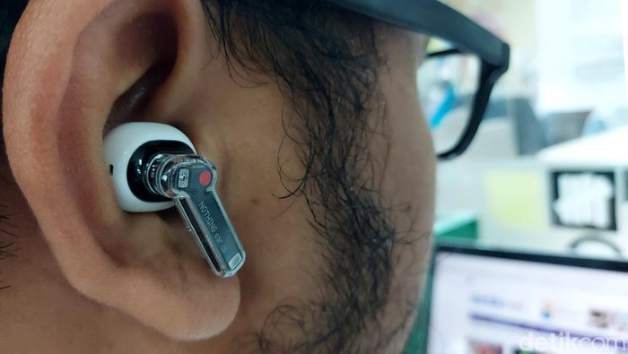 Foto-foto Ear Phone TWS punya Nothing Ear saat di review detikINET
