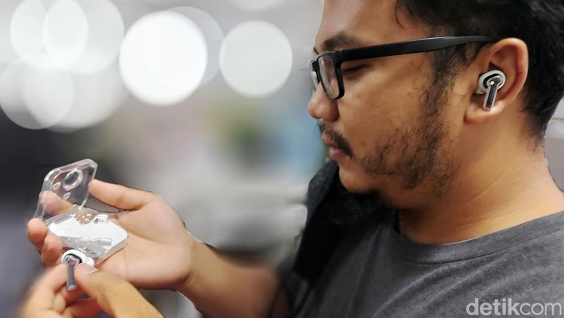 Foto-foto Ear Phone TWS punya Nothing Ear saat di review detikINET