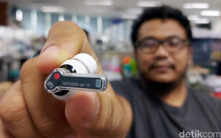 Ear Phone TWS punya Nothing Ear Foto-foto Ear Phone TWS punya Nothing Ear saat di review detikINET