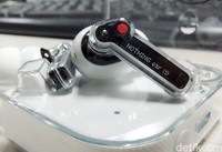 Foto-foto Ear Phone TWS punya Nothing Ear saat di review detikINET