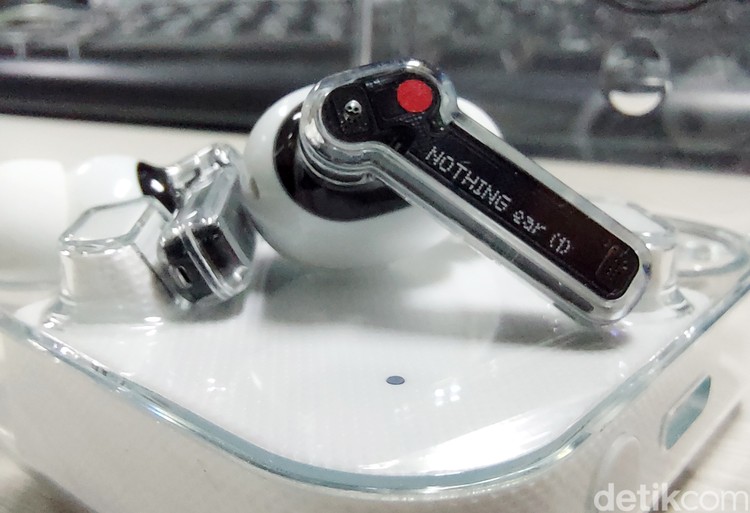 Ear Phone TWS punya Nothing Ear Foto-foto Ear Phone TWS punya Nothing Ear saat di review detikINET