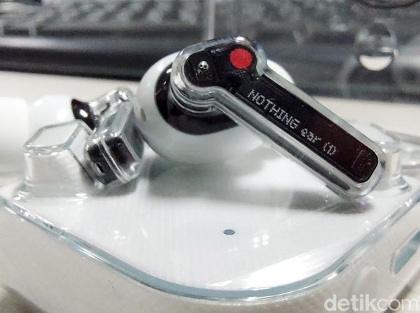 Unboxing Nothing Ear (1), TWS Transparan Harga Rp 1,4 Jutaan