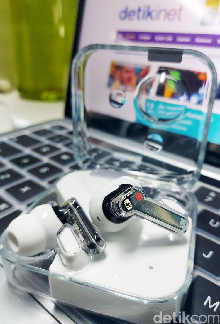 Ear Phone TWS punya Nothing Ear Foto-foto Ear Phone TWS punya Nothing Ear saat di review detikINET