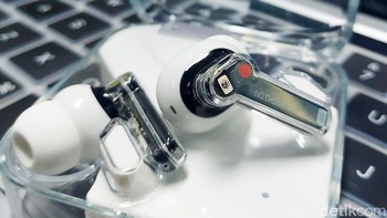 Tidak hanya wadahnya, TWS Nothing Ear (1) juga transparan yang berbeda dengan perangkat sejenisnya. Foto: Agus Tri Haryanto