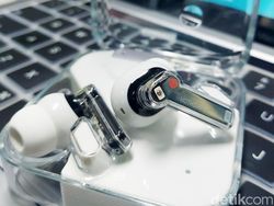 Unboxing Nothing Ear (1), TWS Transparan Harga Rp 1,4 Jutaan