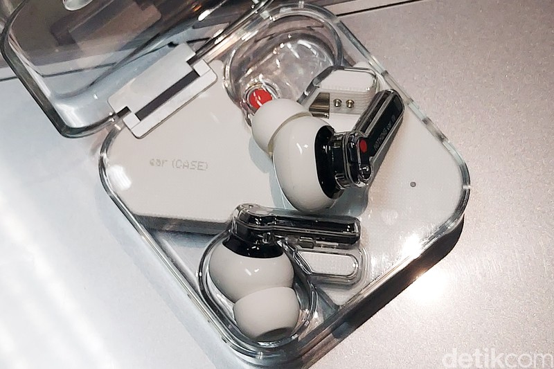 Foto-foto Ear Phone TWS punya Nothing Ear saat di review detikINET