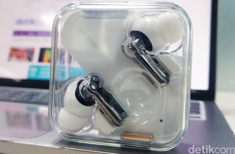 Ear Phone TWS punya Nothing Ear Foto-foto Ear Phone TWS punya Nothing Ear saat di review detikINET