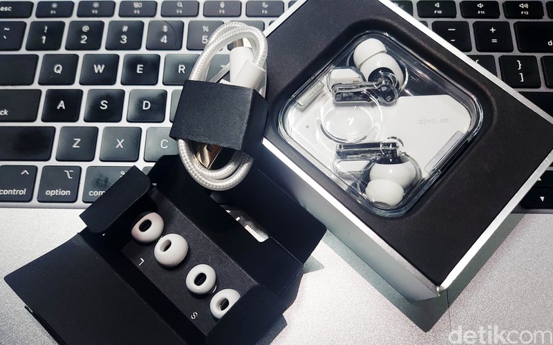 Foto-foto Ear Phone TWS punya Nothing Ear saat review di detikINET