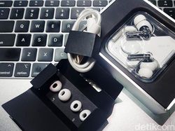 Unboxing Nothing Ear (1), TWS Transparan Harga Rp 1,4 Jutaan