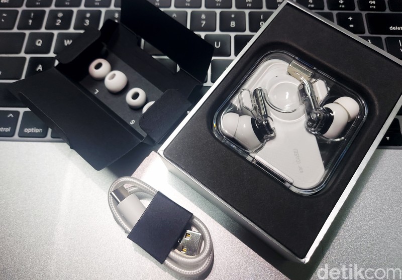 Foto-foto Ear Phone TWS punya Nothing Ear saat review di detikINET