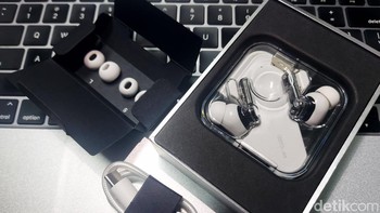 Isi dari kemasan penjualan Nothing Ear (1), terdapat buku panduan, cadangan karet earphone, dan kabel type C. Foto: Agus Tri Haryanto