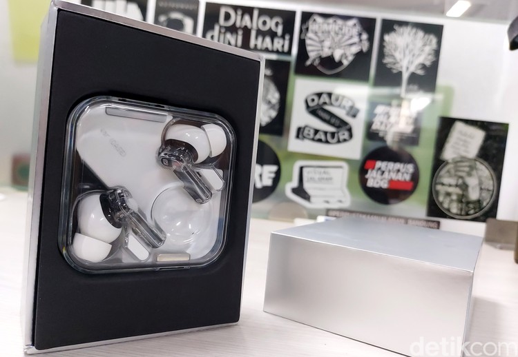 Ear Phone TWS punya Nothing Ear Foto-foto Ear Phone TWS punya Nothing Ear saat di review detikINET