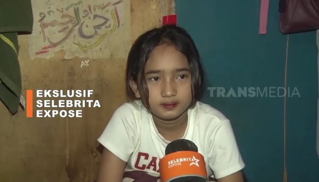 Elin sehari-harinya tinggal bersama kakak ibunya. Mereka tinggal di rumah yang sempt dan kondisinya memprihatinkan di sebuah kawasan di pinggiran ibukota.Foto: Dok. SELEBRITA EXPOSE Trans7