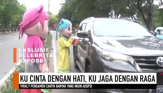 Demi memenuhi kebutuhan hidup, Elin membantu kakak ibunya mencari nafkah dengan menjadi pengamen badut. Penghasilannya Rp 60 ribu setiap harinya. “Rp 90 ribu, buat setoran Rp 30 ribu,” katanya saat diwawancara SELEBRITA EXPOSE yang tayang di Trans7. Foto: Dok. SELEBRITA EXPOSE Trans7