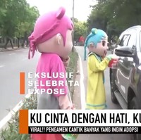 Demi memenuhi kebutuhan hidup, Elin membantu kakak ibunya mencari nafkah dengan menjadi pengamen badut. Penghasilannya Rp 60 ribu setiap harinya. “Rp 90 ribu, buat setoran Rp 30 ribu,” katanya saat diwawancara SELEBRITA EXPOSE yang tayang di Trans7. Foto: Dok. SELEBRITA EXPOSE Trans7