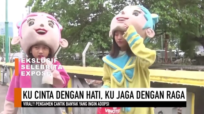 Komentar serupa soal wajah sang pengamen cilik ramai ditulis netizen. Selain memuji parasnya, tak sedikit juga netizen yang mengaku ingin mengadopsi sang pengamen. “Ya ampun cantik ya boleh di adopsi ngga ya,” tulis netizen. “Sini gw jadiin adek angkat,” tulis netizen lain. Foto: Dok. SELEBRITA EXPOSE Trans7