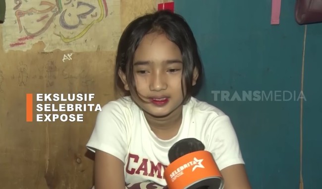 Sosok pengamen badut cilik yang viral berwajah cantik ini terungkap ke publik. Seperti dikutip dari tayangan SELEBRITA EXPOSE, Elin saat ini berusia 11 tahun.Foto: Dok. SELEBRITA EXPOSE Trans7