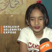 Sosok pengamen badut cilik yang viral berwajah cantik ini terungkap ke publik. Seperti dikutip dari tayangan SELEBRITA EXPOSE, Elin saat ini berusia 11 tahun.Foto: Dok. SELEBRITA EXPOSE Trans7