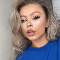 Gadis 18 tahun tersebut memang memiliki kondisi strabismus di mata kirinya sejak kecil. Matanya itu pun kehilangan 80% penglihatan sehingga Elley harus mengandalkan mata kanannya. Foto: Instagram @elley.davies